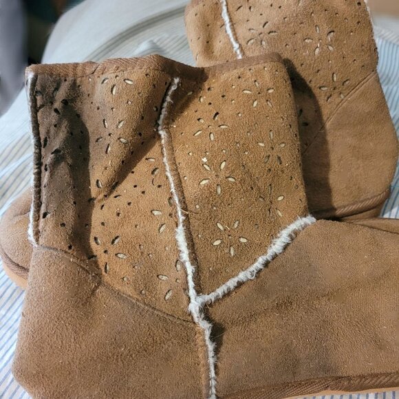 Light tan cozy boots with flower cut outs - Picture 2 of 4